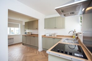 Een koelkast, een magnetron, een oven, een kookplaat
