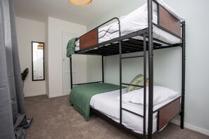 3 bedrooms, desk, iron/ironing board, free WiFi