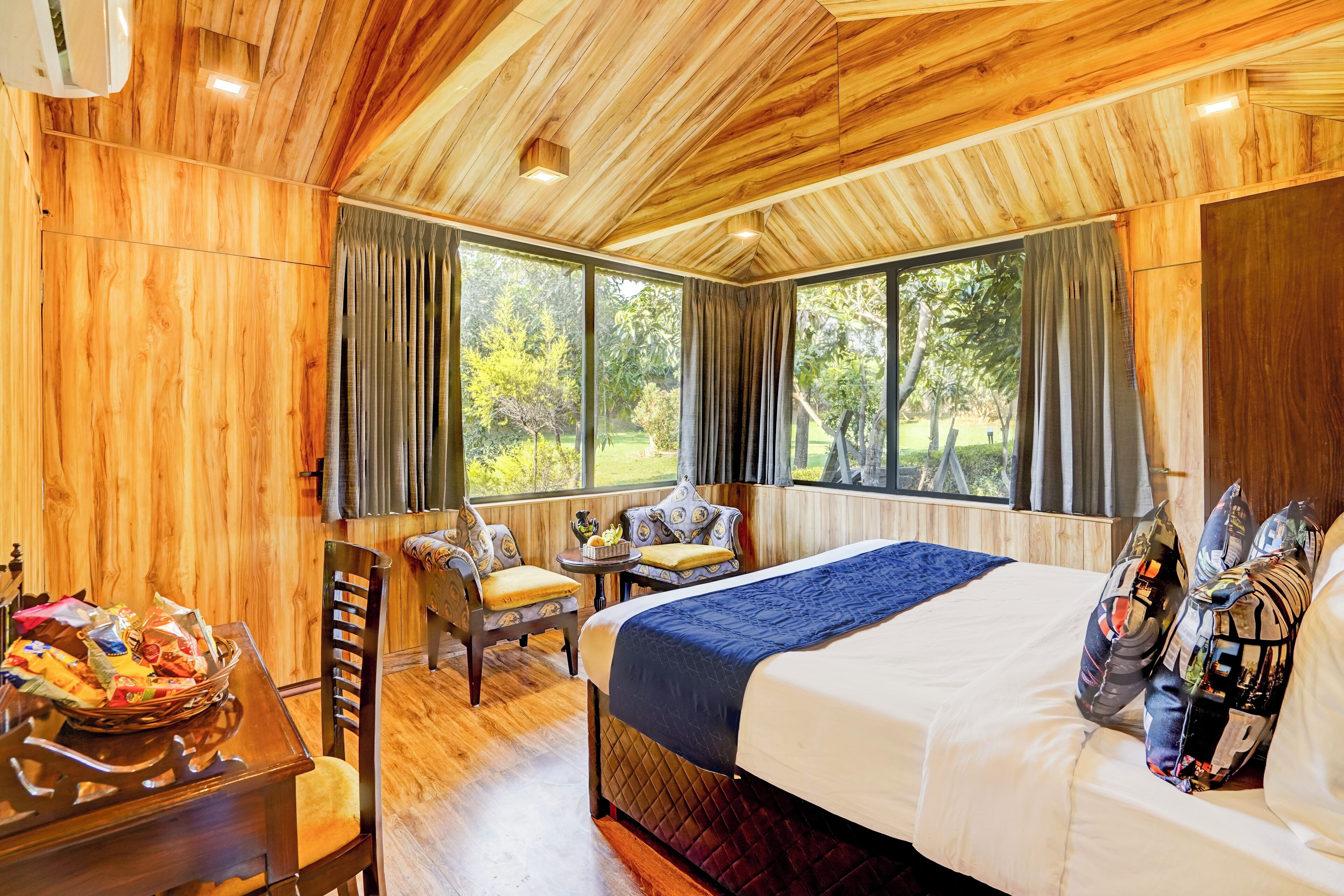 Villa - privat pool - utsikt mot trädgården | Skrivbord, arbetsyta för laptop, strykjärn/strykbräda och gratis wi-fi