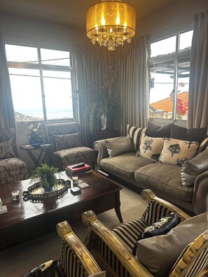 House, 3 Bedrooms | Living room | Books