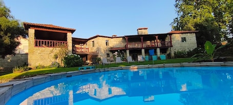 Pool. Holiday Home 'Casa Nova das Oliveiras' with Mountain View, Wi-Fi and Air Conditioning