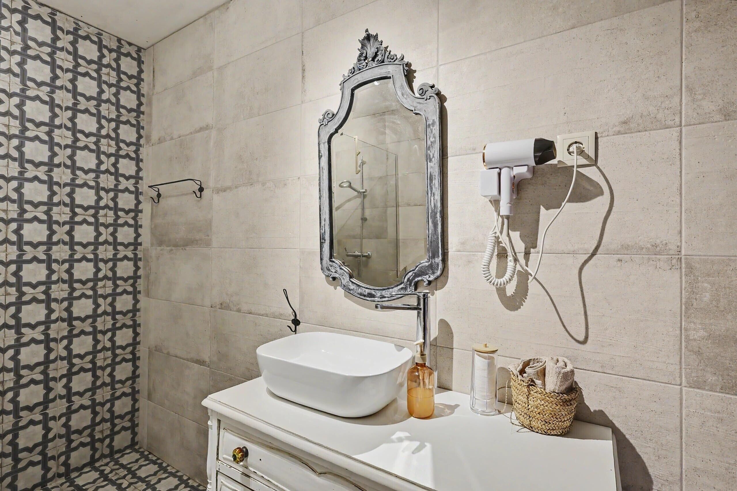 Een douche, een haardroger, handdoeken
