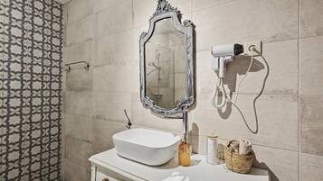 Een douche, een haardroger, handdoeken