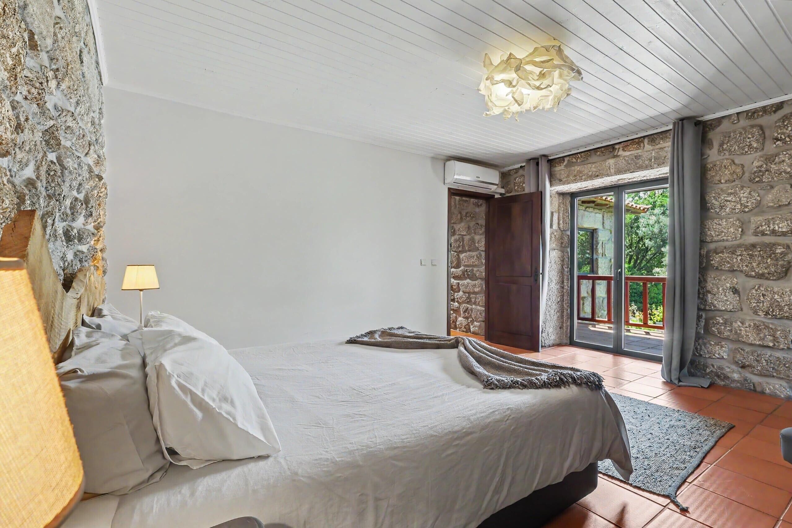 3 habitaciones, tabla de planchar con plancha, wifi y ropa de cama 