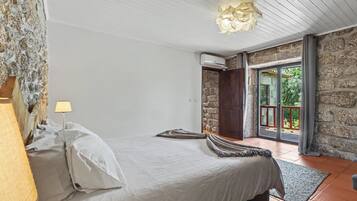 3 habitaciones, tabla de planchar con plancha, wifi y ropa de cama