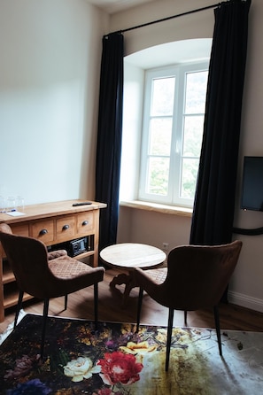 Doppelzimmer, Flussblick | Zimmersafe, kostenloses WLAN