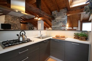 อพาร์ทเมนท์, ลานระเบียง, วิวเมือง | เครื่องนอนระดับพรีเมียม, ผ้านวมขนเป็ด, เตารีด/โต๊ะรีดผ้า