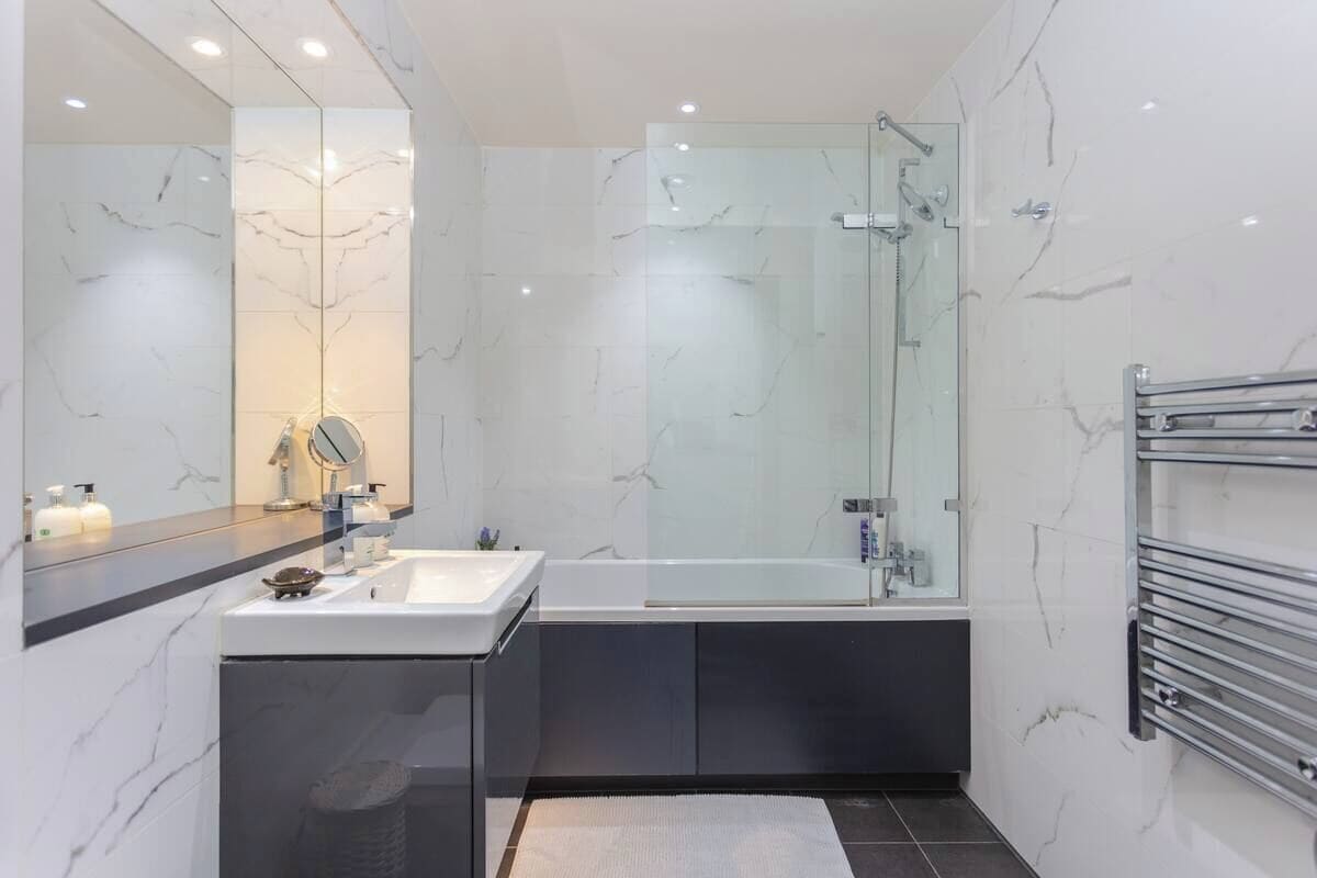 ヘアドライヤー、タオル、石鹸、トイレットペーパー