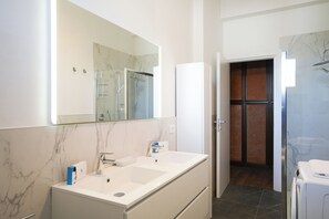 Douche, sèche-cheveux, bidet, serviettes fournies