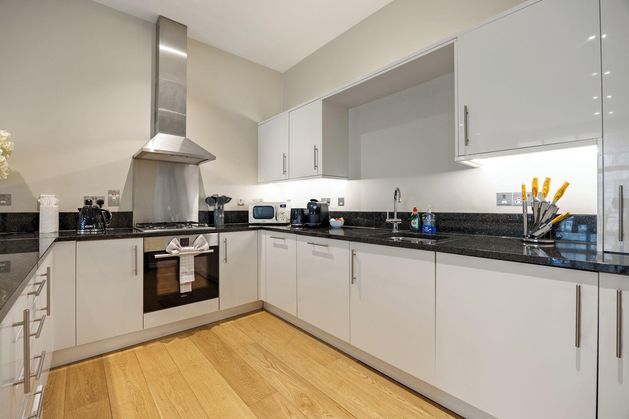 Refrigerador, microondas, horno y parrilla de estufa 