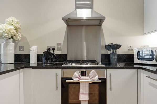 Frigorifero, microonde, forno, piano cottura