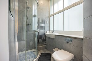 Shower, hair dryer, towels, soap - Stylish Oxford St Retreat with AC and Lift (London)