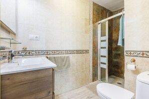 Douche, sèche-cheveux, serviettes fournies