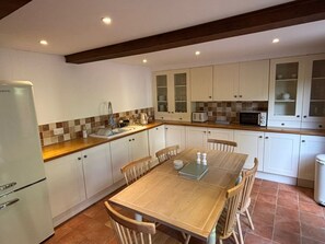 Microwave, oven, stovetop - Charming 3-Bedroom Cottage in Worthing, Norfolk – Sleeps up to 8. (Worthing)