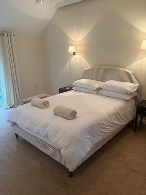 3 bedrooms, iron/ironing board, WiFi, bed sheets - Charming 3-Bedroom Cottage in Worthing, Norfolk – Sleeps up to 8. (Worthing)