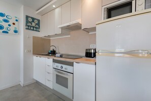 Fridge, microwave, oven, stovetop - Vacation 'Lovely Nice Los Cristianos' with Sea View, Shared Pool and Wi-Fi (Los Cristianos)