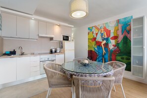 Fridge, microwave, oven, stovetop - Vacation 'Lovely Nice Los Cristianos' with Sea View, Shared Pool and Wi-Fi (Los Cristianos)