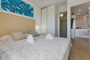 2 bedrooms, iron/ironing board, WiFi, bed sheets - Vacation 'Lovely Nice Los Cristianos' with Sea View, Shared Pool and Wi-Fi (Los Cristianos)