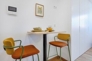 Estudio básico, para no fumadores | Cocina privada | Cafetera de espresso, tetera eléctrica y tostadora 