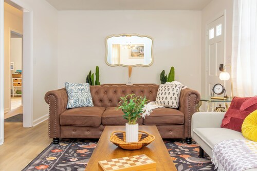 Central Serene Affordable - Walk to Eats & Stores