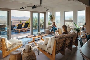 TV, offices - Bartlett Ridge · Epic Views, Pool, Spa, Fire Pit (Yucca Valley)