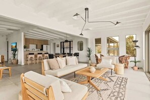 TV, offices - Bartlett Ridge · Epic Views, Pool, Spa, Fire Pit (Yucca Valley)