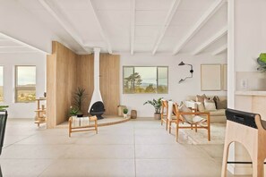 Interior - Bartlett Ridge · Epic Views, Pool, Spa, Fire Pit (Yucca Valley)