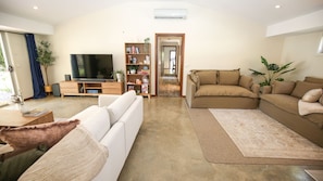 Smart TV, fireplace