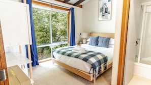 4 bedrooms, desk, free WiFi, bed sheets