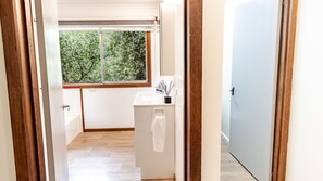 Regadera, secadora de cabello, toallas 