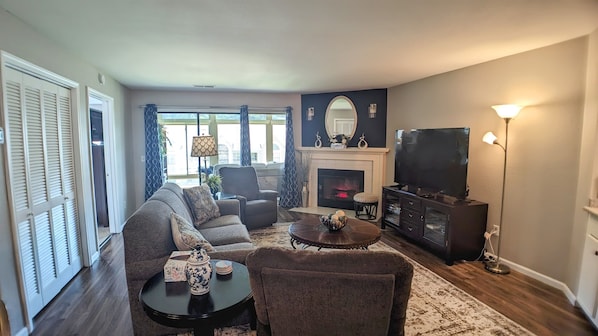 Una Smart TV, una chimenea