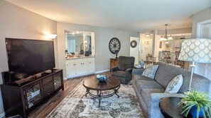 Smart TV, fireplace - Sapphire Escape~Pointe Royale Resort~Walk-In~Golf~Pools/Hottub (Branson)