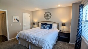 2 slaapkamers, een strijkplank/strijkijzer, reisbedje, wifi