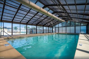 Una piscina cubierta, una piscina climatizada