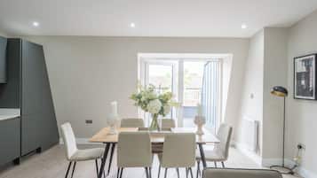 Premier-Apartment | Essbereich im Zimmer