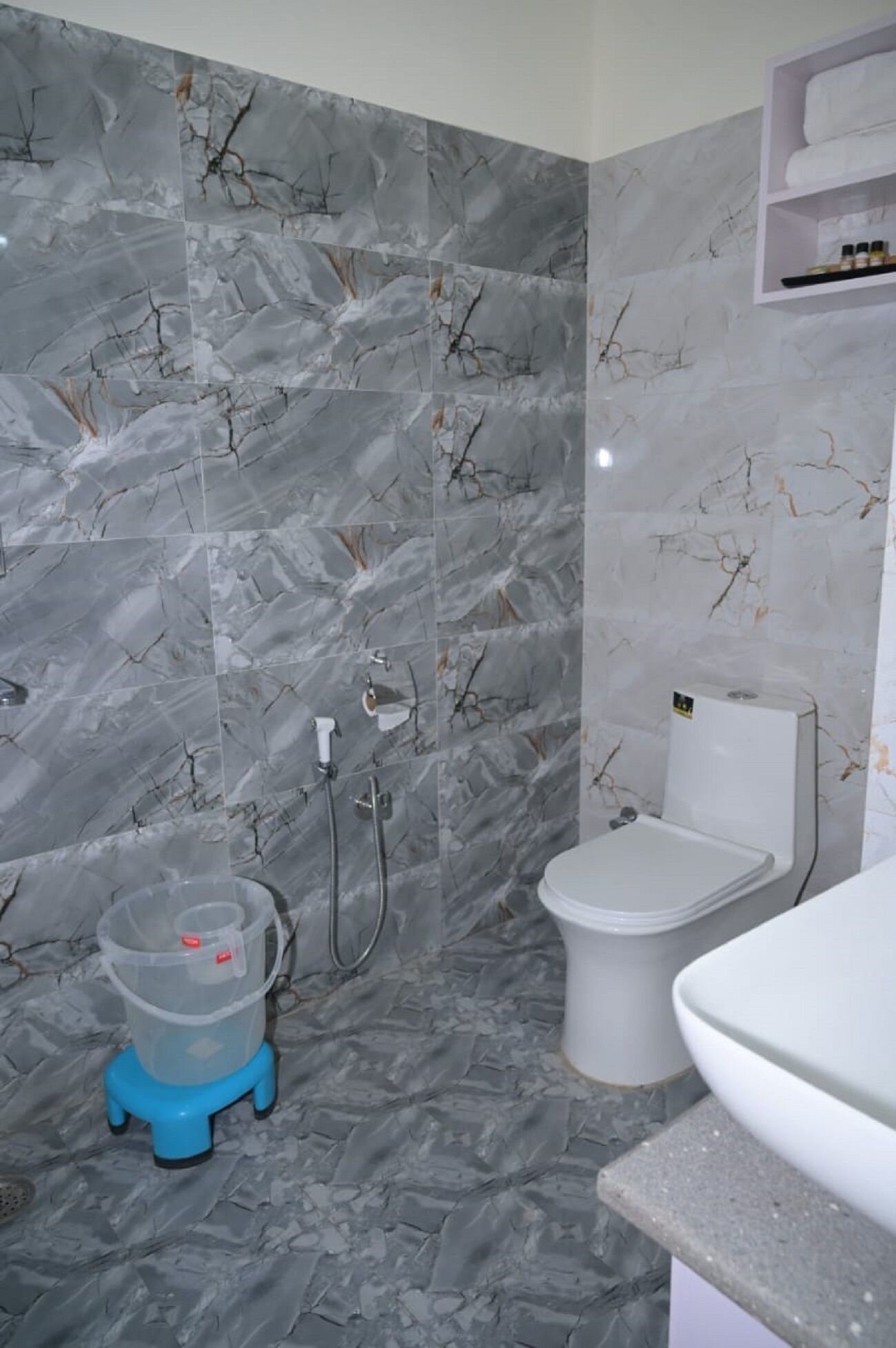 Hausschuhe, Bidet, Handtücher, Seife