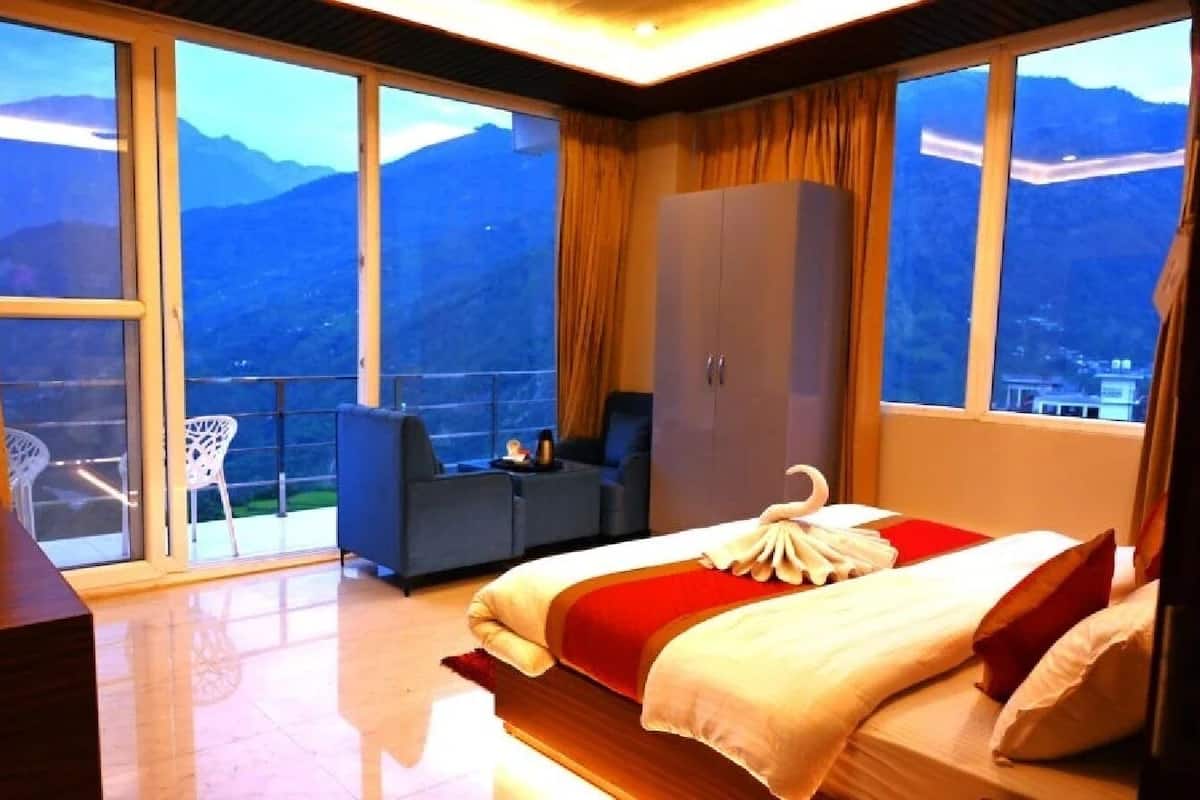 Deluxe Double Room, Mountain View | Egyptian cotton sheets, premium bedding, memory-foam beds, in-room safe
