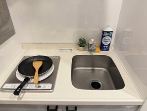 Frigorífico, microondas y utensilios de cocina