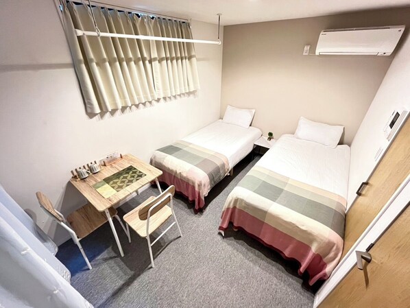 Habitación triple estándar, varias camas | Escritorio, espacio para trabajar con laptop y cortinas blackout 