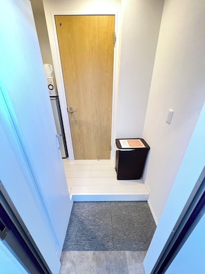 Habitació triple estàndard, diversos llits | Escriptori, espai de treball apte per a portàtils i cortines opaques