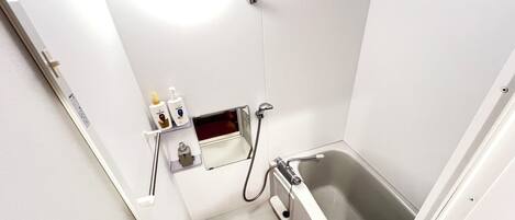 Combined shower/tub, eco-friendly toiletries, hair dryer, towels