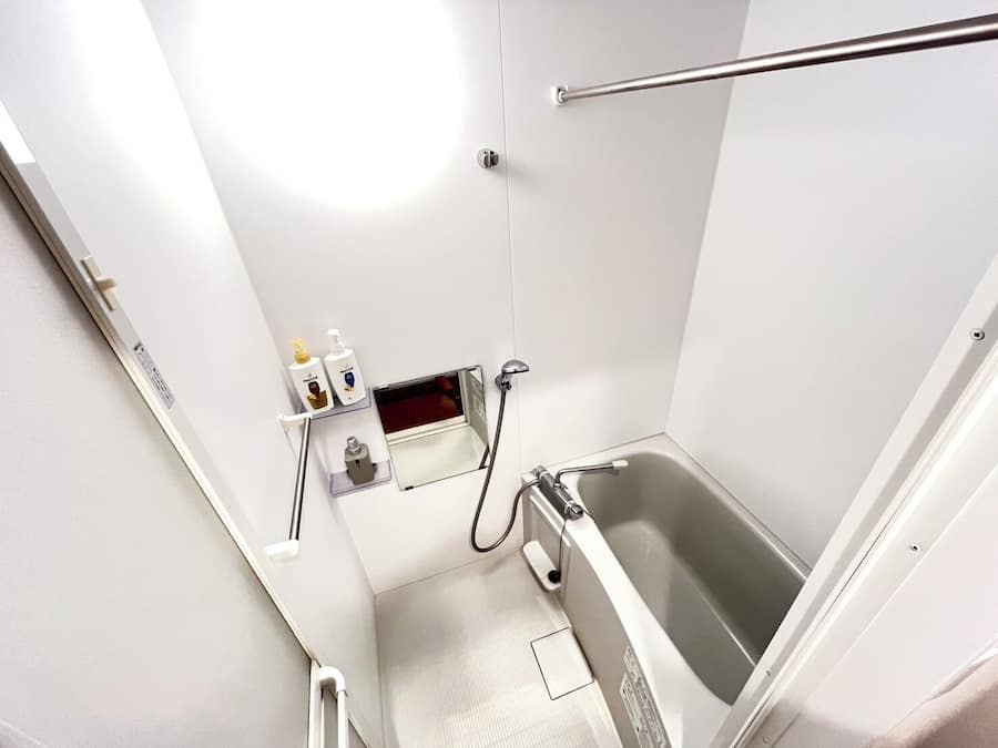 Combined shower/tub, eco-friendly toiletries, hair dryer, towels