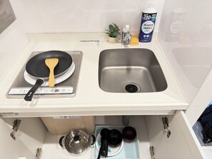 Kühlschrank, Mikrowelle, Kochgeschirr/Geschirr/Besteck