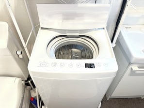 Habitació triple estàndard, diversos llits | Escriptori, espai de treball apte per a portàtils i cortines opaques