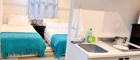 Standard Quadruple Room, Multiple Beds | In-room dining