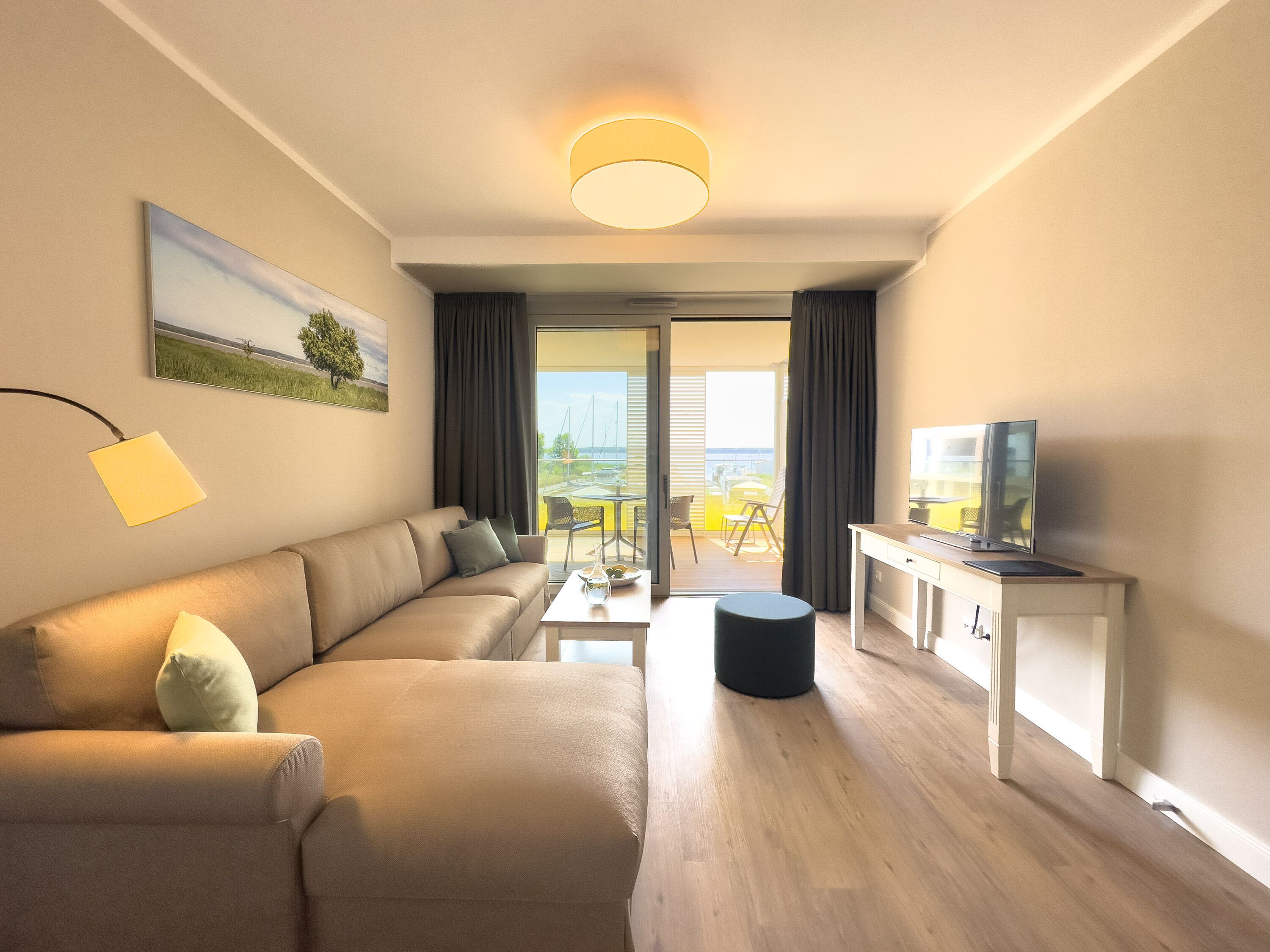 Deluxe-Suite, Balkon, Meerblick | Wohnbereich | Fernseher, Fußbodenheizung