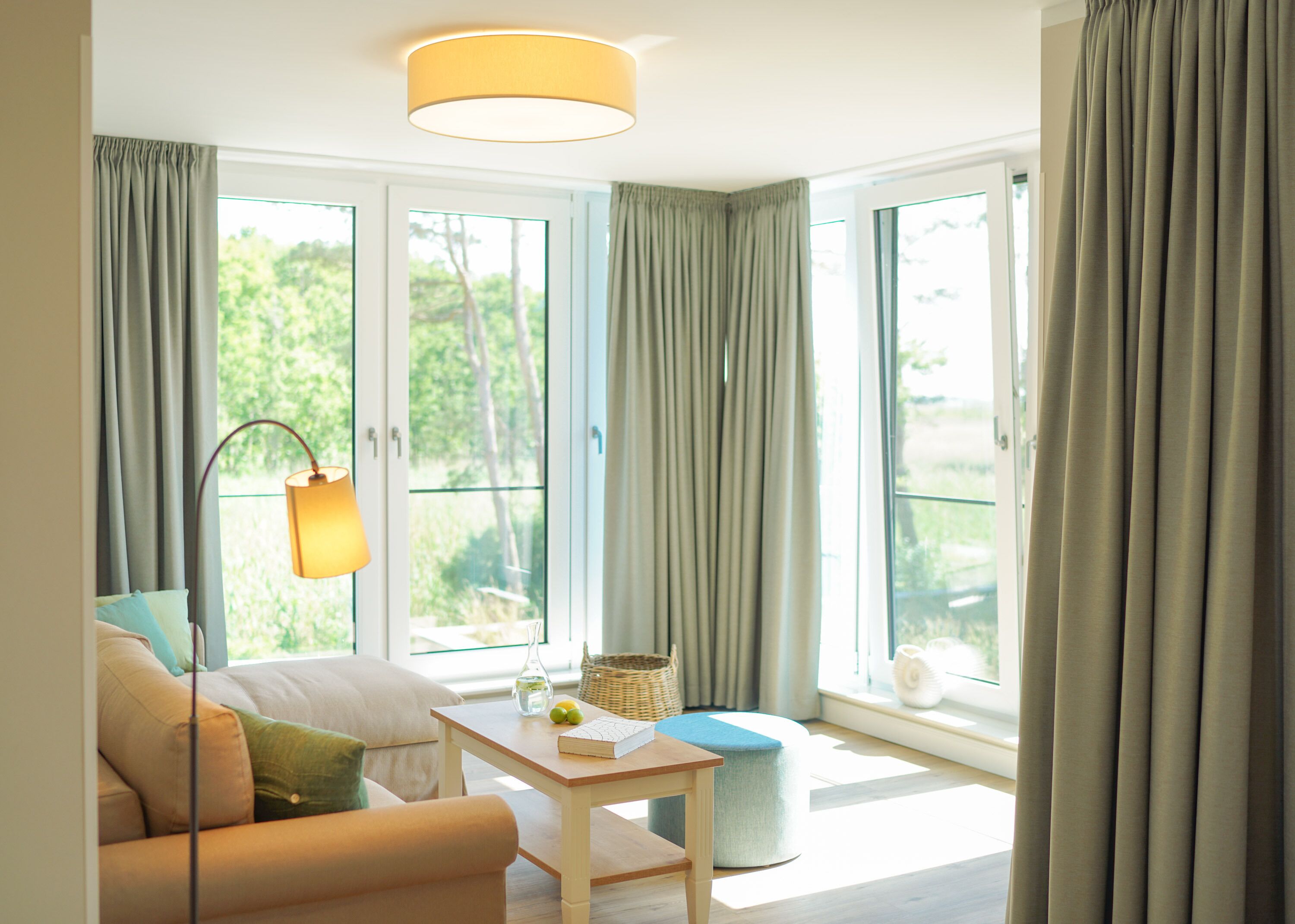 Deluxe-Suite, Balkon, Meerblick | Wohnbereich | Fernseher, Fußbodenheizung