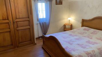 4 bedrooms, iron/ironing board, WiFi, bed sheets