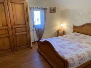 4 habitaciones, tabla de planchar con plancha, wifi y ropa de cama 