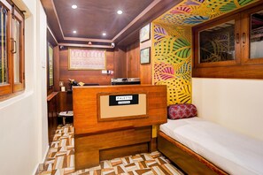 House | Meja sambut tetamu